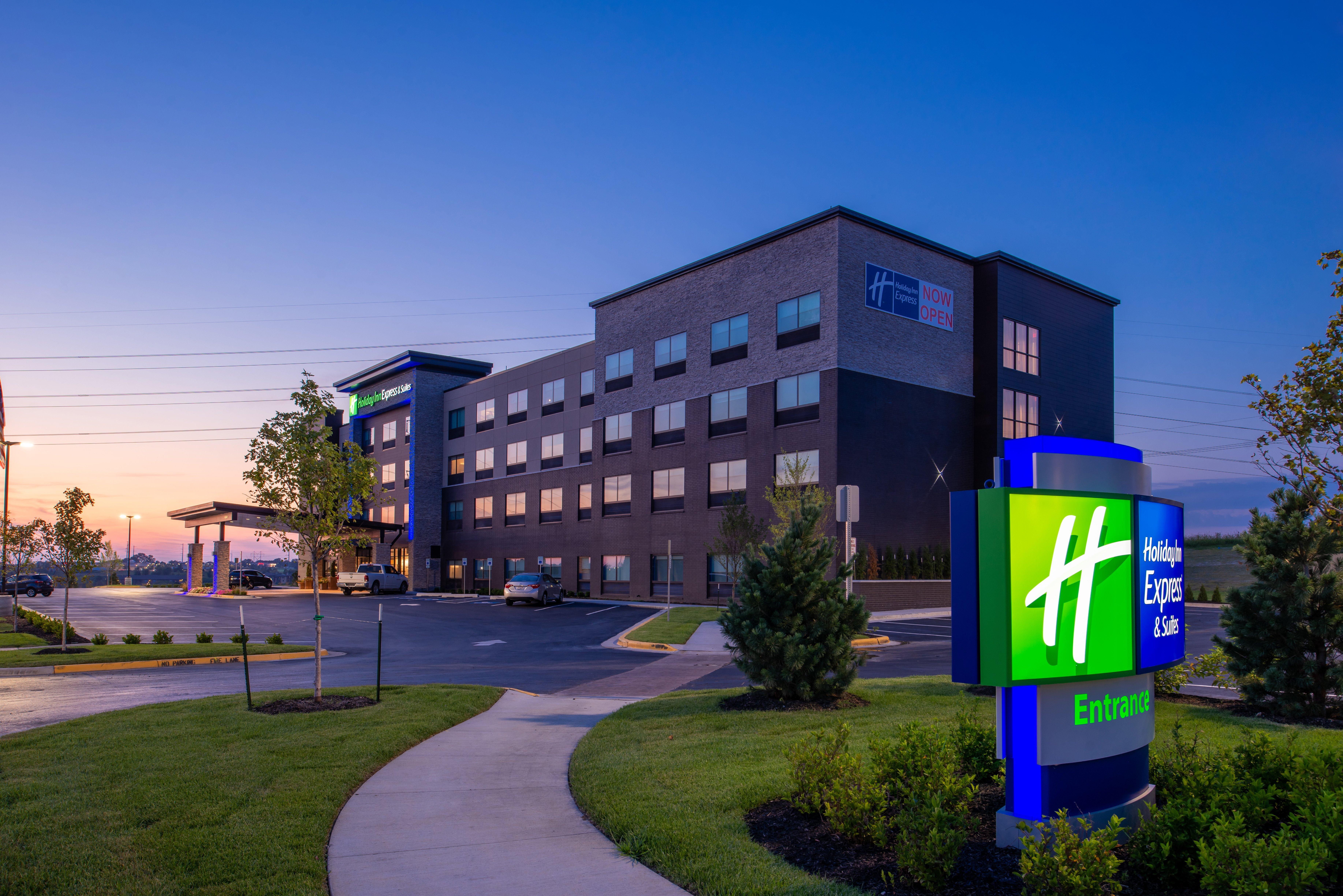 Holiday Inn Express & Suites - Olathe West By Ihg Bagian luar foto